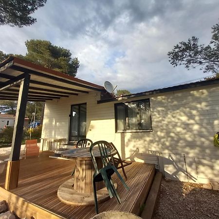 Mobilhome A Deux Pas Du Circuit Du Castellet Avec Terrasse Vue Mer Le Castellet  Bagian luar foto