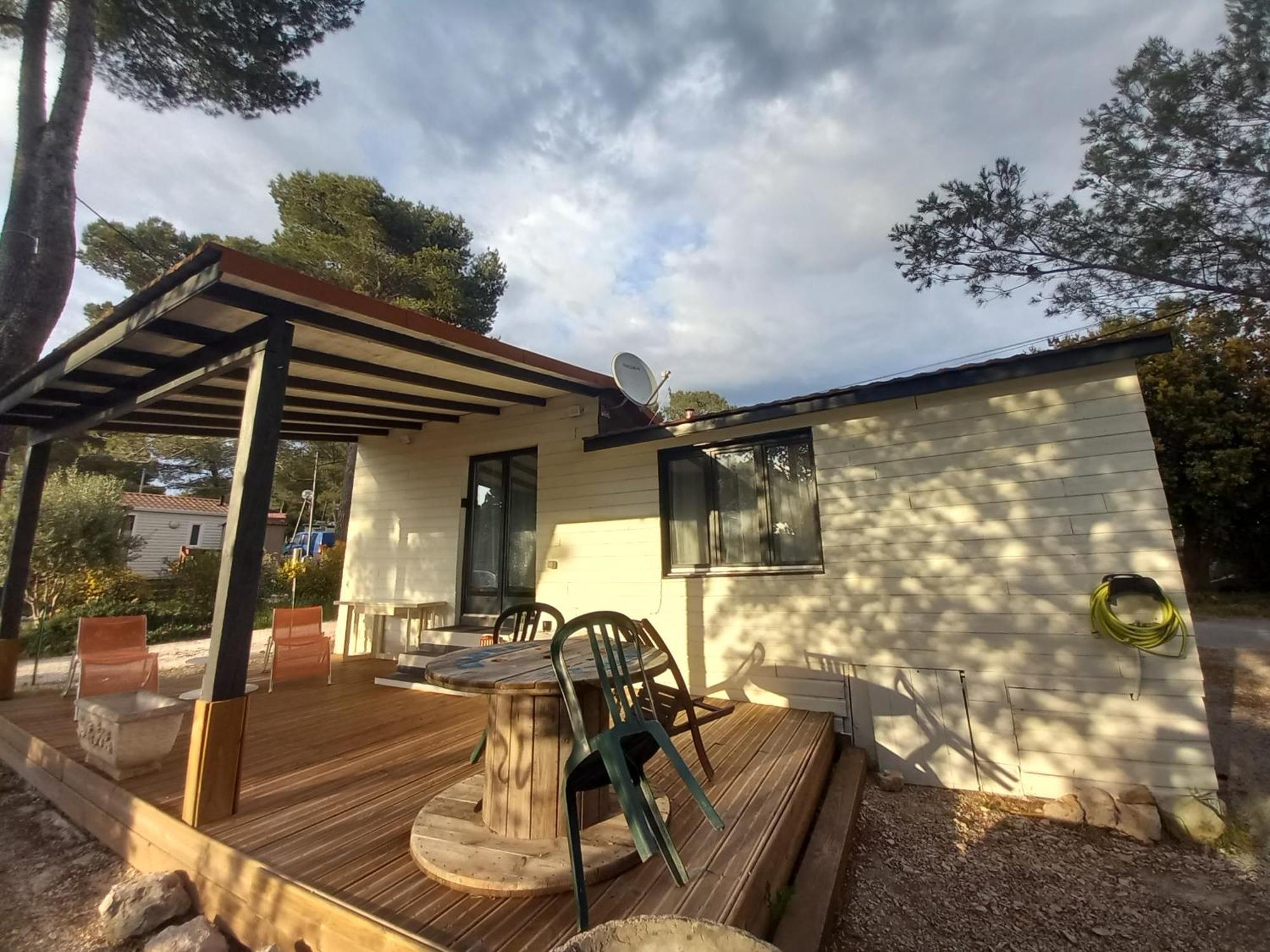 Mobilhome A Deux Pas Du Circuit Du Castellet Avec Terrasse Vue Mer Le Castellet  Bagian luar foto